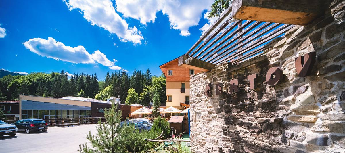 pohľad na Wellness & Spa hotel Čertov z parkoviska